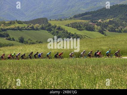 Eine allgemeine Ansicht des Feldes während der Etappe 11 des Giro d'Italia, von Firenzano - Bagno di Romagna Stockfoto