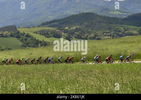 Eine allgemeine Ansicht des Feldes während der Etappe 11 des Giro d'Italia, von Firenzano - Bagno di Romagna Stockfoto