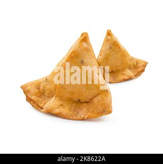 Zwei Samosas mit Fleisch und Gemüse isoliert auf weißem Hintergrund. Traditionelles indisches Essen. Stockfoto