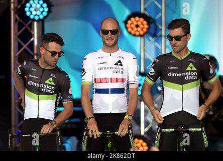 Die Briten Mark Cavendish und Steve Cummings (links) und Bernard Eisel, Team Dimension Data, stehen für die Teampräsentationen zur Eröffnungsfeier der Tour de France 2017 in Düsseldorf auf der Bühne. Stockfoto