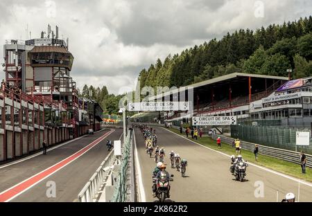 Das Peleton navigiert auf der Rennstrecke von Spa-Francorchamps auf der Rennetappe 3. der Tour de France 2017, Verviers in Belgien bis Longwy in Frankreich Stockfoto