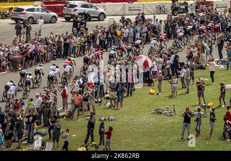 Das Peleton navigiert auf der Rennstrecke von Spa-Francorchamps auf der Rennetappe 3. der Tour de France 2017, Verviers in Belgien bis Longwy in Frankreich Stockfoto