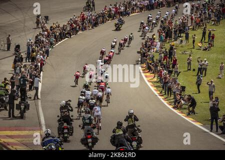 Das Peleton navigiert auf der Rennstrecke von Spa-Francorchamps auf der Rennetappe 3. der Tour de France 2017, Verviers in Belgien bis Longwy in Frankreich Stockfoto