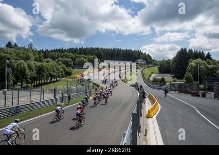 Das Peleton navigiert auf der Rennstrecke von Spa-Francorchamps auf der Rennetappe 3. der Tour de France 2017, Verviers in Belgien bis Longwy in Frankreich Stockfoto