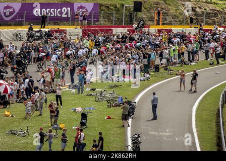 Das Peleton navigiert auf der Rennstrecke von Spa-Francorchamps auf der Rennetappe 3. mit Spekateuren, die die Seite der Straße bei der Tour de France 2017 übersäten, von Verviers in Belgien bis Longwy in Frankreich Stockfoto