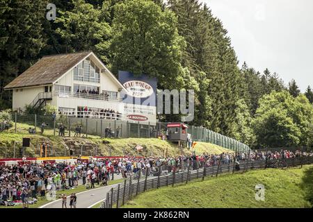 Das Peleton navigiert auf der Rennstrecke von Spa-Francorchamps auf der Rennetappe 3. der Tour de France 2017, Verviers in Belgien bis Longwy in Frankreich Stockfoto