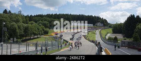 Das Peleton navigiert auf der Rennstrecke von Spa-Francorchamps auf der Rennetappe 3. der Tour de France 2017, Verviers in Belgien bis Longwy in Frankreich Stockfoto