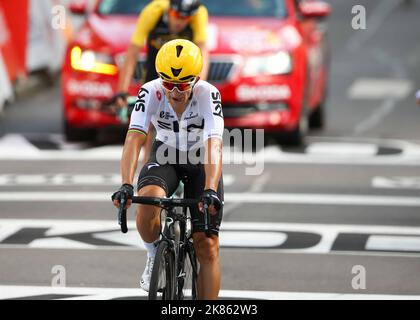 Der polnische Fahrer Michal Kwiatkowski überquert die Linie nach einer harten Etappe, die das Team auf der 3.. Etappe der Tour de France 2017, Verviers in Belgien bis Longwy in Frankreich, beschützt Stockfoto