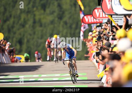 Der irische Dan Martin (Quick Step) erhebt sich vor dem britischen Chris Froome (SKY) und dem australischen Richie Porte (BMC) auf dem Weg zur Linie in La Planche des Belle Filles Stockfoto