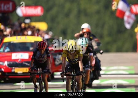 Welshman Geraint Thomas (SKY) überquert die Linie bei La Planche des Bellie Filles, nachdem er in den letzten Kilometern gefallen war Stockfoto