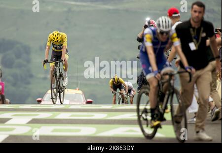 Der Großbritanniens Chris Froome vom Team Sky verliert seine Führung in der Gesamtwertung, als er die Ziellinie überquert, mit Dan Martin im Vordergrund auf dem Gipfel der Peyragudes für die Etappe 12. der Tour de France 2017 Stockfoto