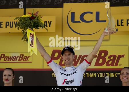 Der Niederländer Bauke Mollema Trek Segafredo gewinnt seine erste Tour de France-Etappe und tritt mit Le-Puy-en-Valey in der Etappe 15. der Tour de France 2017 als Solist an Stockfoto