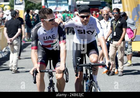 Das britische Ben Swift-Team UAE Emirates und das Luke Rowe-Team Sky fahren zum Start, um sich für das Rennen in Laissac-Severac L'Eglise anzumelden Stockfoto