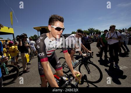 Das britische Ben Swift-Team UAE Emirates und das Luke Rowe-Team Sky fahren zum Start, um sich für das Rennen in Laissac-Severac L'Eglise anzumelden Stockfoto