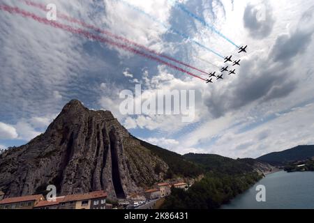 Das akrobatische Demonstrationsteam der französischen Luftwaffe Patrouille de France fliegt über Sisteron Stockfoto