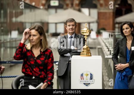 Jean Pierre Jouyet - Großbritannien - der französische Botschafter steht neben dem Ryder Cup, der beim Ryder Cup Media Call - Rendezvous King Cross Bahnhof UK für den französischen Ryder Cup 2018 im Golf Le National ausgestellt wird. Stockfoto