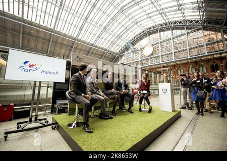 Di Dougherty, Event-Moderator Richard Hills, Ryder Cup Europe Director Gwenaellle Maret-Delos, Atout France Managing Director Paul Armitage, Le Golf National General Manager zusammen mit der Ryder Cup Trophäe auf der Ryder Cup Media Call - Rendezvous King Cross Bahnhof UK in Zusammenarbeit mit Eurostar und Atout France Tourism Stockfoto