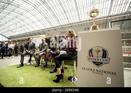 Di Dougherty, Event-Moderator Richard Hills, Ryder Cup Europe Director Gwenaellle Maret-Delos, Atout France Managing Director Paul Armitage, Le Golf National General Manager zusammen mit der Ryder Cup Trophäe auf der Ryder Cup Media Call - Rendezvous King Cross Bahnhof UK in Zusammenarbeit mit Eurostar und Atout France Tourism Stockfoto