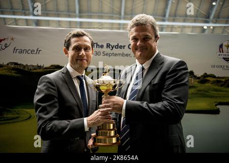 Nicolas Petrovic, Eurostar, CEO, und Richard Hills, Ryder Cup Europe Director, werden für den Ryder Cup Rendezvous King Cross Bahnhof in Zusammenarbeit mit Eurostar und Atout France interviewt Stockfoto