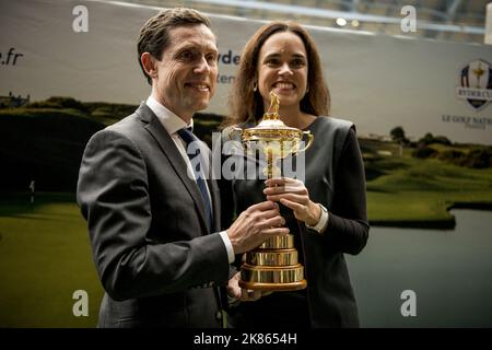 Nicolas Petrovic, Eurostar, CEO, und Gwenaellle Maret-Delos, Geschäftsführer von Atout France, werden für den Ryder Cup Rendezvous King Cross-Bahnhof in Zusammenarbeit mit Eurostar und Atout France interviewt Stockfoto