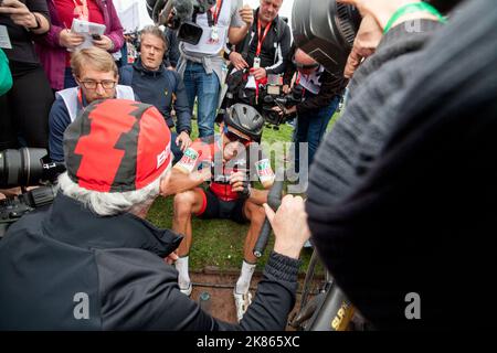 Greg Van Avermaet (BMC Racing Team) ist nach dem Ziel eines sehr harten Paris Roubaix von der Presse umgeben Stockfoto