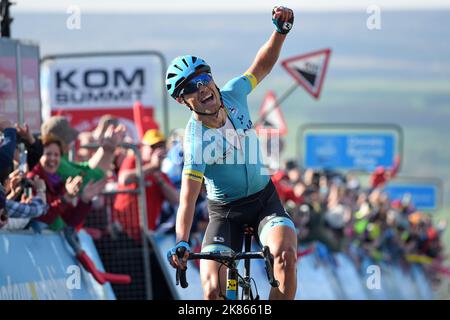 Etappensieger Astana Pro Team Magnus Cort am Ende der Stufe Zwei an der Kuh und Kalb, in der Nähe von Skipton, während am zweiten Tag der Tour de Yorkshire aus Barnsley, Skipton. Stockfoto