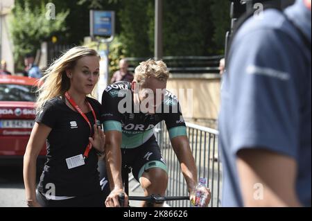 Etappensieger Pascal Ackermann fährt nach dem Rennen auf der 2. Etappe des Criterium du Dauphine am 5. Juni 2 2018 auf das Podium. Stockfoto