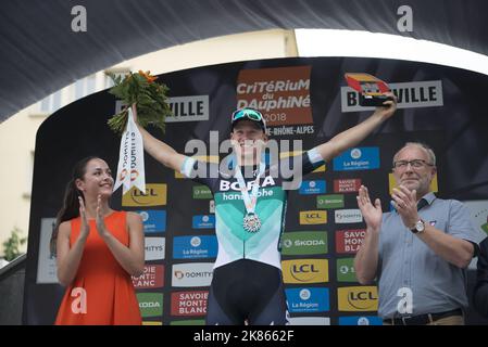 Etappensieger Pascal Ackermann fährt nach dem Rennen auf der 2. Etappe des Criterium du Dauphine am 5. Juni 2 2018 auf das Podium. Stockfoto