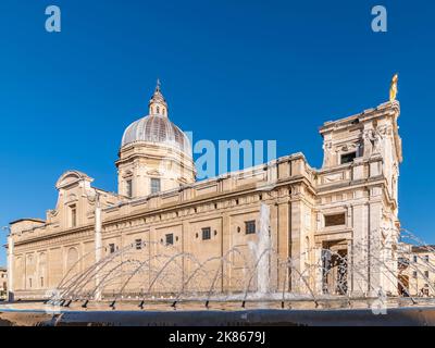 Die Spritzer des Brunnens in der Nähe der Basilika Santa Maria degli Angeli, Assisi, Italien Stockfoto