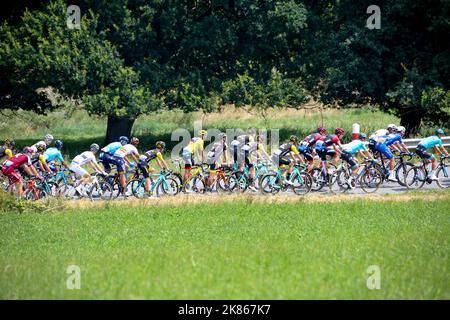 Das Hauptfeld während der Etappe 7 der Tour de France zwischen Fougeres und Chartres am 13. Juli 2018. Stockfoto