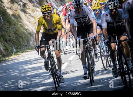 Der Briten Geraint Thomas für das Team Sky (links) während der 12. Etappe der Tour de France 2018 von Bourg-Saint-Maurice Les Arcs nach Alpe d'Huez am 19. Juli 2018. Stockfoto