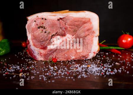 Roh Rib Eye Beef Steak auf schwarzem Hintergrund Stockfoto