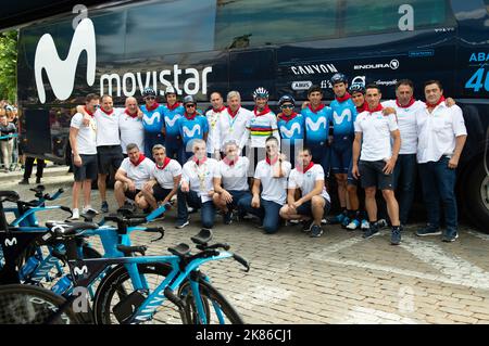 Movistar Team vor dem Teambus Movistar Team während des Zeitfahrens - Nairo Quintana, Alejandro Valverde, Andrey Amador, Imanol Erviti, Mikel Landa, Nelson Oliveira, Marc Soler und Carlos Verona Quintanilla Tour de France 2019 - Team Time Trial Brüssel. Stockfoto