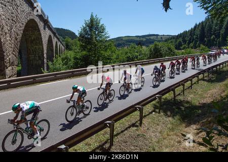 Das Verfolgerfeld unter einer Torbogenbrücke während der Tour de France 2019 Etappe 5 - Saint-die-des-Vosges nach Colmar Stockfoto
