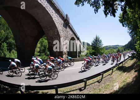 Die Verfolgungsjagd unter einer Torbogenbrücke während der Tour de France 2019 Etappe 5 - Saint-die-des-Vosges nach Colmar Stockfoto