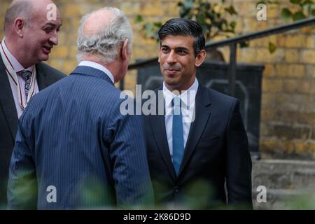 Rishi Sunak, MP, begrüßt S.H. Prinz Charles, den Prinz von Wales, vor der St. Peters Church, Walworth. Foto Amanda Rose / Alamy Stockfoto