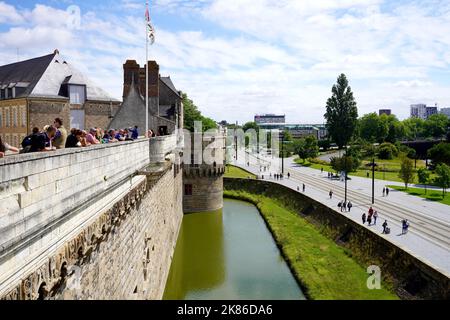 NANTES, FRANKREICH - 5. JUNI 2022: Blick auf die Stadt von Nantes vom Schloss mit dem Graben in Nantes, Frankreich Stockfoto