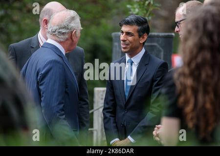 Rishi Sunak, MP, begrüßt S.H. Prinz Charles, den Prinz von Wales, vor der St. Peters Church, Walworth. Foto Amanda Rose / Alamy Stockfoto
