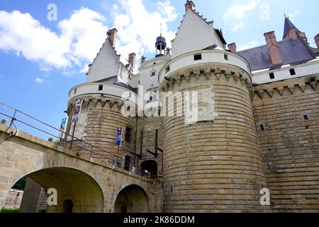 NANTES, FRANKREICH - 5. JUNI 2022: Das Chateau des ducs de Bretagne ist ein Schloss in Nantes, Frankreich Stockfoto