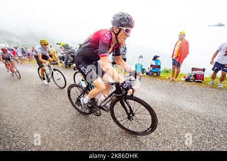 Der Engländer Geraint Thomas für das Team Ineos klettert die letzten Kilometer des Rennens, gefolgt von Alejandro Valverde - Tour de France 2019 Etappe 15 - Limoux nach Foix Stockfoto