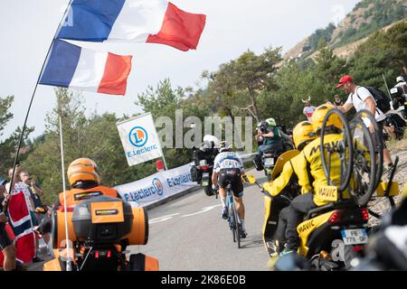Matteo Trentin für das Team Mitchelton Scott gewinnt die Etappe beim Aufstieg zum letzten Bergabschnitt der Tour de France 2019 Etappe 17 - Pont - Du - Gard to Gap Stockfoto