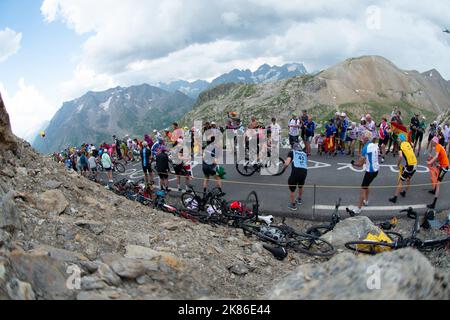 Der Großbritanniens Geraint Thomas besteigt den Col du Galibier, nachdem er in den letzten Kilometern der Tour de France 2019 Etappe 18 - Embrun nach Valloire - attackiert hat Stockfoto