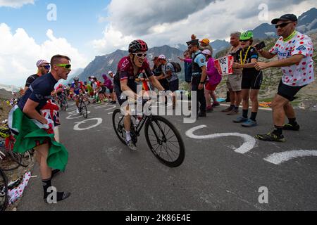 Der Großbritanniens Geraint Thomas besteigt den Col du Galibier, nachdem er in den letzten Kilometern der Tour de France 2019 Etappe 18 - Embrun nach Valloire - attackiert hat Stockfoto