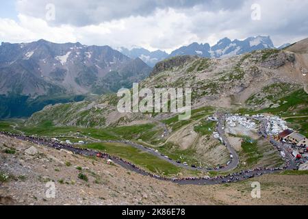 Blick von der Spitze des Col du Galibier in der Tour de France 2019 Etappe 18 - Embrun nach Valloire Stockfoto