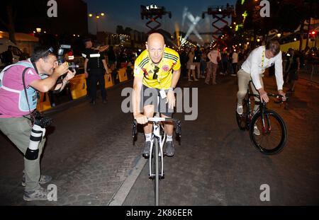 Teamchef Sir David Brailsford und Besitzer Jim Ratcliffe für das Team Ineos fahren am letzten Renntag vom Podium weg, nachdem sie die Gesamtwertung gewonnen haben, Sowie die Wertung des jungen Reiters und den zweiten Platz im General mit Egan Bernal und Geraint Thomas bei der Tour de France 2019 Etappe 20 - Paris - Frankreich Stockfoto