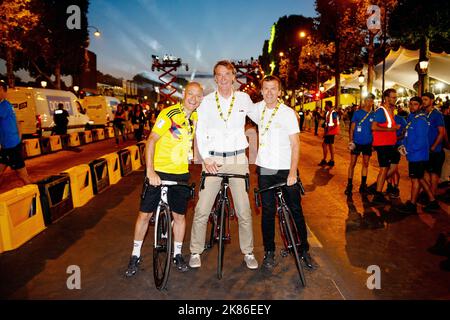 Sir David Brailsford (links) und Besitzer Jim Ratcliffe (Mitte) und Tim Kerrison, Leiter der Athlete Performance des Teams Ineos, fahren am letzten Renntag vom Podium weg, nachdem sie die Gesamtwertung gewonnen haben. Sowie die Wertung des jungen Reiters und den zweiten Platz im General mit Egan Bernal und Geraint Thomas bei der Tour de France 2019 Etappe 20 - Paris - Frankreich Stockfoto