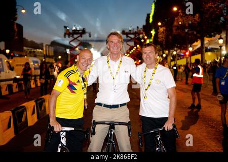 Sir David Brailsford (links) und Besitzer Jim Ratcliffe (Mitte) und Tim Kerrison, Leiter der Athlete Performance des Teams Ineos, fahren am letzten Renntag vom Podium weg, nachdem sie die Gesamtwertung gewonnen haben, Sowie die Wertung des jungen Reiters und den zweiten Platz im General mit Egan Bernal und Geraint Thomas bei der Tour de France 2019 Etappe 20 - Paris - Frankreich Stockfoto