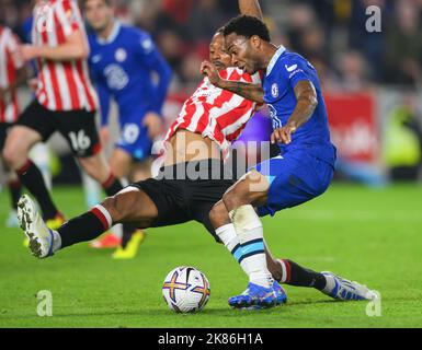 London, Großbritannien. 19. Oktober 2022. 19 Okt 2022 - Brentford gegen Chelsea - Premier League - GTECH Community Stadium Chelsea's Raheem Sterling während des Premier League-Spiels gegen Brentford. Picture : Mark Pain / Alamy Credit: Mark Pain/Alamy Live News Stockfoto