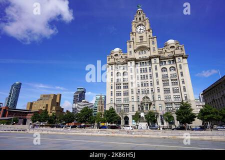 LIVERPOOL, Großbritannien - 14. JULI 2022: Stadtbild von Liverpool mit Royal Liver Building, England, Großbritannien Stockfoto