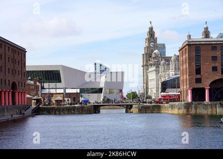 LIVERPOOL, Großbritannien - 14. JULI 2022: Royal Albert Dock in Liverpool, England, Großbritannien Stockfoto